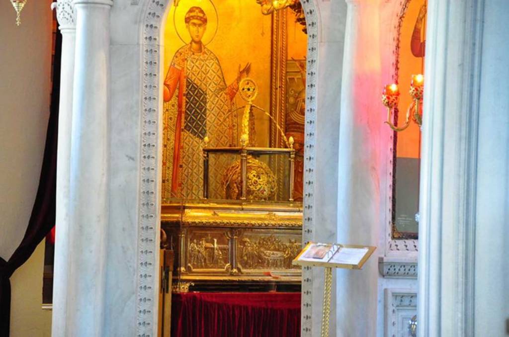 Moaștele Sf. Dimitrie Izvorâtorul de Mir din biserica sa din Tesalonic, Grecia